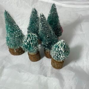 VTG 6 Cobblestone Corners Corners flocked bottle brush Christmas Trees wood base